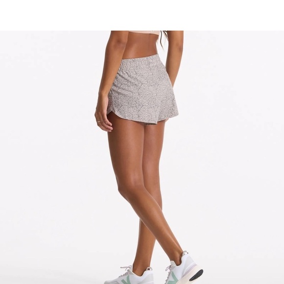Vuori Clementine Shorts Gray Floral shorts - Picture 2 of 7